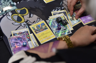 Dạy con trai lừa bán thẻ Pokémon giả trên livestream, nam game thủ bị cộng đồng bóc mẽ, chỉ trích mạnh mẽ