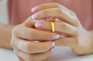 Nam game thủ lén dùng quỹ chung chuẩn bị đám cưới để mua máy chơi game, dỗi ngược bạn gái khi bị chỉ trích