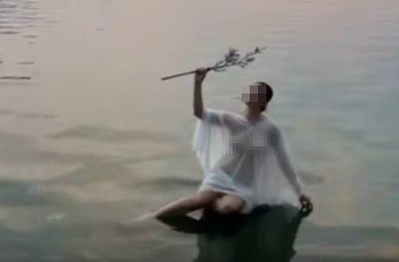 Ăn mặc phản cảm chụp "concept" giữa hồ, hot girl khiến CĐM phải nhăn mặt
