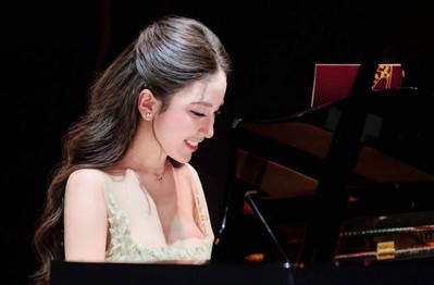 Đã mắt với nhan sắc tựa tiểu thư khuê nữ của hot girl piano