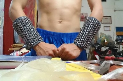 Cùng xem clip game thủ Việt "review" bộ giáp sắt tự chế