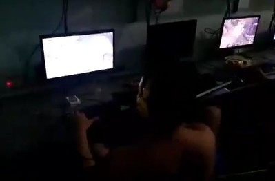 Game thủ phá bàn phím với tốc độ nhanh kinh ngạc