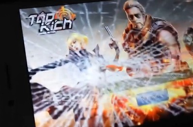 Sốc với cảnh thanh niên bị gấu đập điện thoại vì mải chơi game