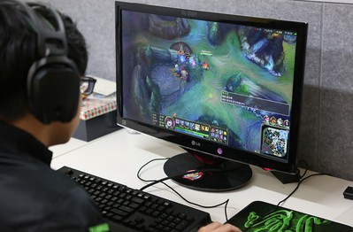Vì sao nhiều người lại thích xem người khác chơi game?