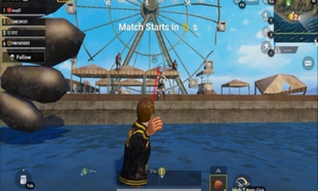 Ngỡ rằng ngoài đời thực cũng giống như trong PUBG, một nam thiếu niên cởi trần ném đá vào nhà cửa và xe cộ