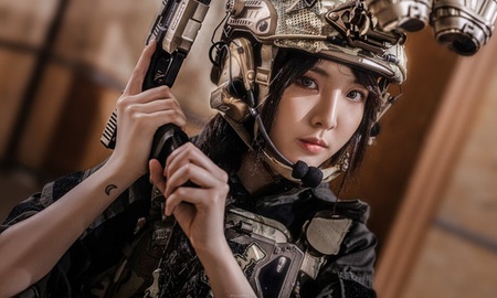 Hotgirl hoá thân thành nữ chiến binh đậm chất Call of Duty, đã đẹp lại còn ngầu chẳng chê vào đâu được!