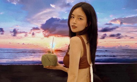 Check-in bikini bên bãi biển vắng, nữ MC sexy tiết lộ bí kíp du lịch an toàn trong mùa dịch