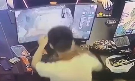 Game thủ đấm vỡ màn hình của quán net vì thua Đấu Trường Chân Lý, hành động sau đó còn khiến cộng đồng chán ghét cực độ