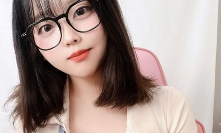 Từng vướng dram cố tình lộ "điểm nóng", nữ streamer lại gây tranh cãi với gu thời trang "bung cúc áo"