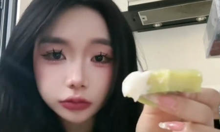 Mukbang trước tủ lạnh, gái xinh TikTok tạo ra trend mới, thu hút hàng triệu lượt xem