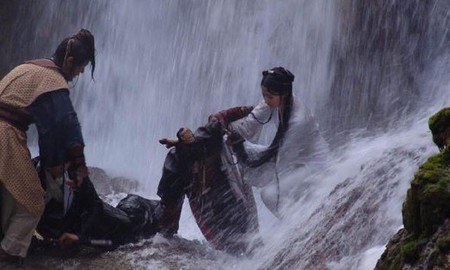 Rùng mình cảnh Lưu Diệc Phi bị thác nước cuốn trôi, 1 tài tử hạng A liều mình nhảy xuống cứu mạng