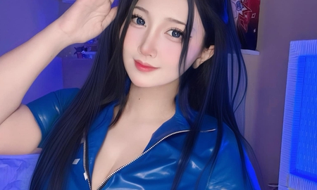 Gái xinh khiến fan One Piece nức nở, tung "cú đúp" cosplay nóng bỏng