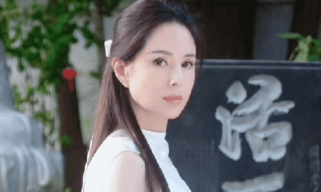 Lý Nhược Đồng làm gì với gương mặt của mình đấy?
