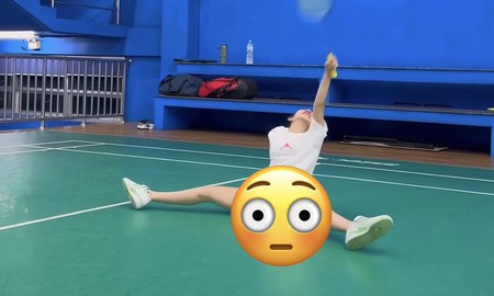 Cô gái trổ tài "xoạc" ngay trên sân cầu lông thu về gần 6 triệu lượt xem, fan ngỡ ngàng