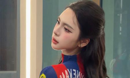 Fan girl Barcelona khéo léo cổ vũ cả hai đội tuyển, khiến ai cũng phải gật gù vì sự tinh tế