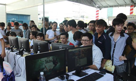 Fan Phong Vân tưng bừng nhận quà trong Ngày Hội Game Thủ Việt 2014