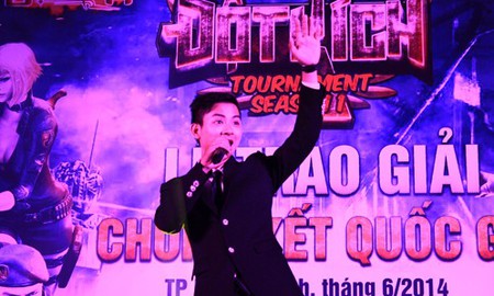 Hoài Lâm “cháy hết mình” tại buổi lễ trao giải Đột Kích