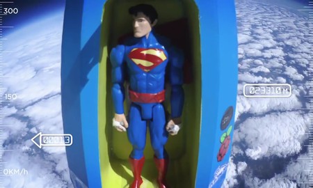 Chiêm ngưỡng cảnh thả Figure Superman từ vũ trụ