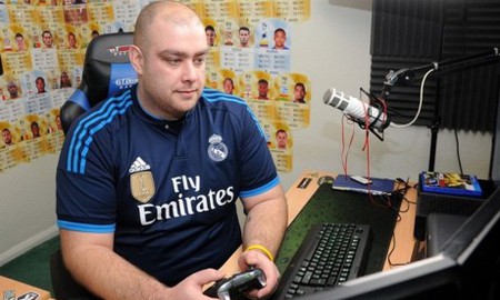 Bỏ việc để chơi FIFA Online cả ngày, game thủ kiếm được nhiều tiền hơn