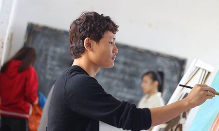 Thán phục trước tài năng của chàng trai cụt tay mê game, vẽ tranh đỉnh