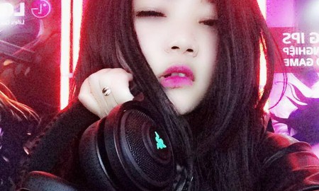 Game thủ nữ xinh đẹp dọa "unfriend" các chàng nếu còn đánh lén