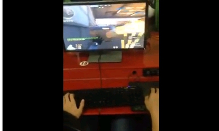 Đắng lòng thanh niên thản nhiên hack Đột Kích giữa quán Net