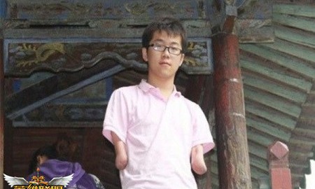 Liên Minh Huyền Thoại: Gamer cụt 2 tay vẫn chơi game đỉnh