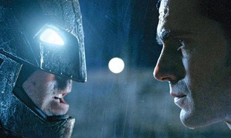 Batman V Superman đối mặt nhau đầy giần dữ