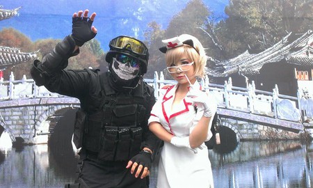 Cận cảnh bộ cosplay Nữ Y Tá Quỷ Đột Kích cực đẹp của gamer Việt