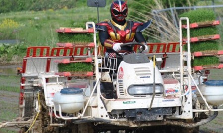 Xuất hiện siêu anh hùng đi... cày ruộng tại Nhật Bản