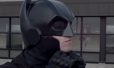 Bộ giáp Batman chống được cả dao đâm ngoài đời thực