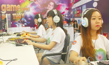 Trò chuyện với team nữ vô địch Đột Kích Việt Nam 2015