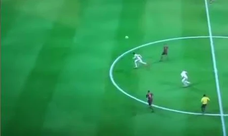 Pha ghi bàn "thánh thần" trong game bóng đá