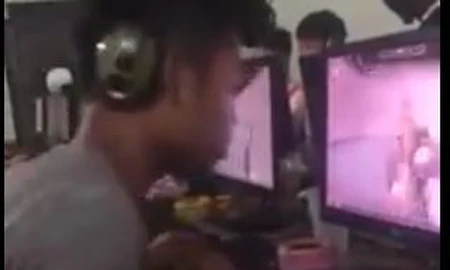 Chết cười với game thủ Đột Kích 'nhập tâm quá đà'