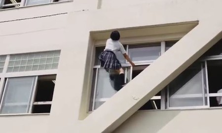 Xem nữ sinh Nhật trèo tường như Assassin's Creed