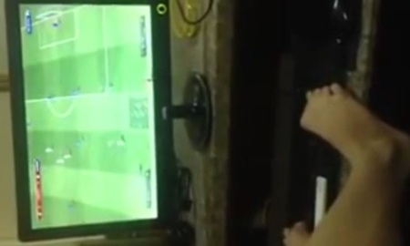 Bá đạo game thủ chơi FIFA Online 3 hoàn toàn bằng chân