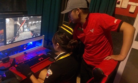 Nữ game thủ xinh đẹp vừa đánh giải vừa diện đồ cosplay Đột Kích