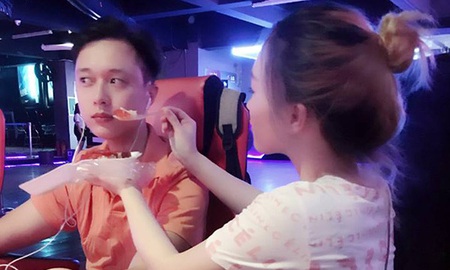 Ghen tỵ với chàng game thủ Đột Kích được bạn gái đút cơm ăn