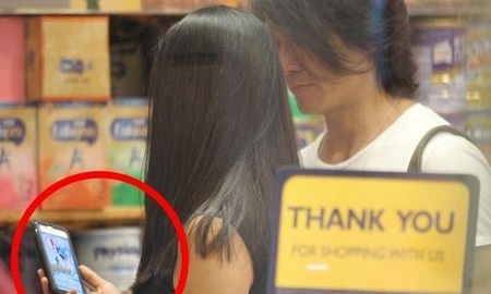 Bắt gặp "Trần Hạo Nam" và vợ đi săn Pokemon Go ngoài phố