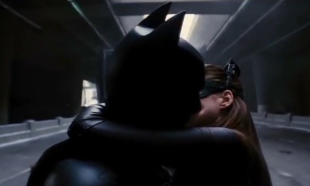 "Đấng" Batman của chúng ta từng... hôn bao nhiêu lần trên màn ảnh?