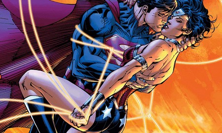 Superman và Wonder Woman chỉ âu yếm nhau cũng tạo ra động đất, sóng thần khiến người dân kinh hãi