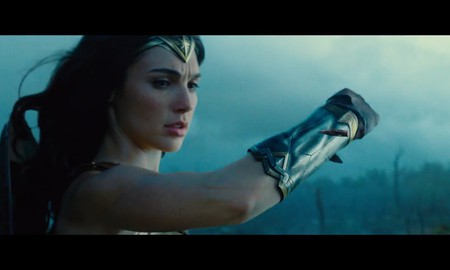Wonder Woman dùng tay đỡ đạn trong trailer phim mới