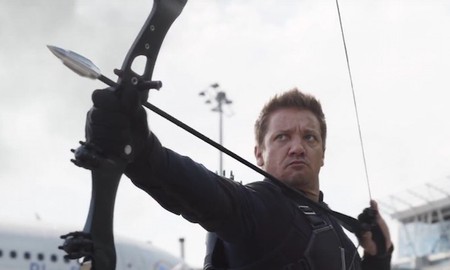 Bạn có nhận ra sự đổi mới của trang phục Hawkeye mặc trong Captain America: Civil War?