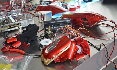 [Vui] Tự thiết kế găng tay bắn laser của Iron Man và khiên Captain America