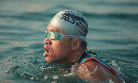 Người mang Võ Lâm Truyền Kỳ về Việt Nam trổ tài bơi 2km, đạp xe 90km khiến nhiều nhân viên ngả mũ