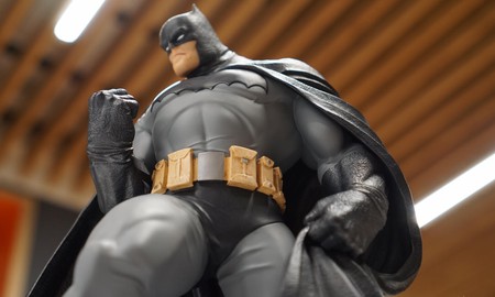 Choáng với tượng Batman siêu ngầu, siêu "béo" mới của DC