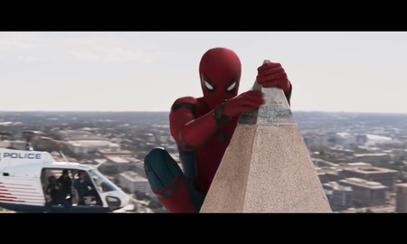 Spider-Man gặp Iron Man, phô diễn cơ bụng 6 múi trong trailer Spider-Man: Homecoming mới