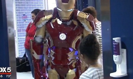 Cảm động cảnh sát cosplay Iron Man để động viên em bé mắc bệnh nan y