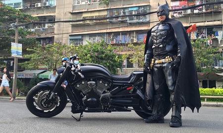 Lạ mắt với cảnh anh chàng Batman xuất hiện ở Việt Nam