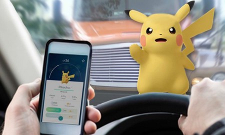 Vẫn có hàng nghìn người chơi Pokemon GO khi lái xe